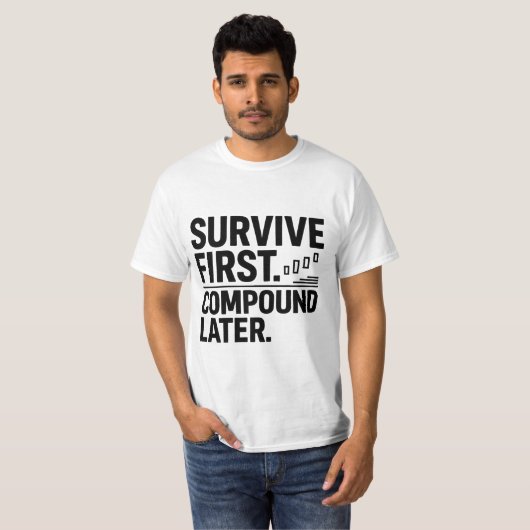 Survive First, Compound Later — Trader Mindset Des T-Shirt (Vorne ganz)