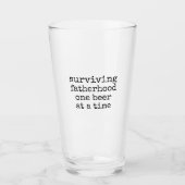 Surviving fatherhood one beer at a time Beer Glass Glas (Vorderseite)
