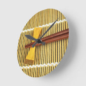 Sushi-Essstäbchen Sensei beherrscht hölzernen Runde Wanduhr (Winkel)