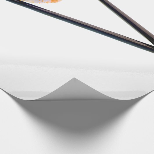 Sushi-Garnele-Rollenschwarz-Essstäbchen auf weißem Geschenkpapier (Ecke)