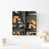 Sushi-Sammlung auf schwarzem Hintergrund Quadratische Wanduhr (Zuhause)