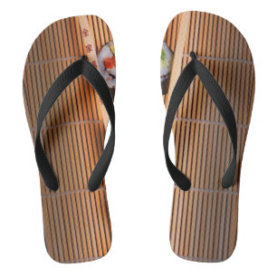 Sushi und hölzerne Essstäbchen Badesandalen