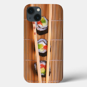 Sushi und hölzerne Essstäbchen iPhone 13 Hülle
