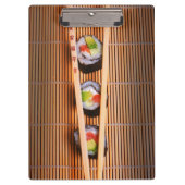 Sushi und hölzerne Essstäbchen Klemmbrett (Vorderseite)