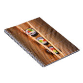 Sushi und hölzerne Essstäbchen Notizblock (Rechte Seite)