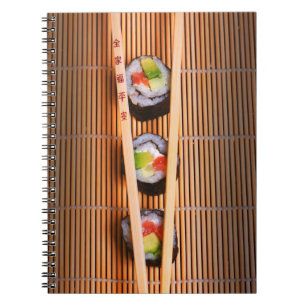 Sushi und hölzerne Essstäbchen Notizblock