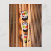 Sushi und Holzstäbchen Postkarte (Vorderseite)