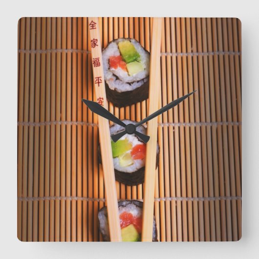 Sushi und Holzstäbchen Quadratische Wanduhr (Vorderseite)