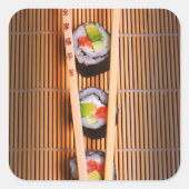 Sushi und Holzstäbchen Quadratischer Aufkleber (Vorderseite)