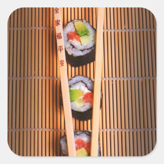 Sushi und Holzstäbchen Quadratischer Aufkleber (Vorderseite)