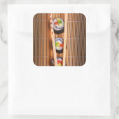 Sushi und Holzstäbchen Quadratischer Aufkleber (Tasche)
