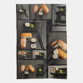 Sushisammlung auf schwarzem Hintergrund Handtuch (Vertikal)