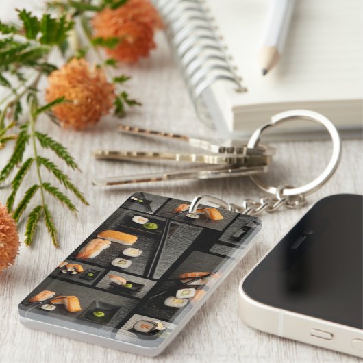 Sushisammlung auf schwarzem Hintergrund Schlüsselanhänger (Vorderseite rechts)