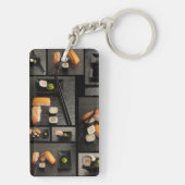 Sushisammlung auf schwarzem Hintergrund Schlüsselanhänger (Rückseite)