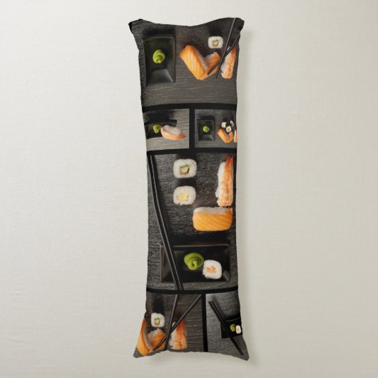 Sushisammlung auf schwarzem Hintergrund Seitenschläferkissen (Vorderseite Vertikal)