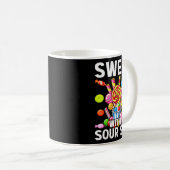 Süß mit einer sauren Seite Lustiger Kaugummi-Patch Kaffeetasse (VorderseiteRechts)