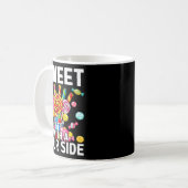 Süß mit einer sauren Seite Lustiger Kaugummi-Patch Kaffeetasse (Vorderseite Links)