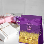 Süße 16 sechzehn lila mit goldenem Bogen Danke Geschenkschachtel<br><div class="desc">Eine elegante und glamouröse,  süße 16,  sechzehn Geburtstagsgeschenk-Box. Lila und goldfarbene Kulisse mit einem Imitat Goldband und Bogen.  Mit dem Text: Sweet 16 (x3)Template für den Geburtstagsnamen des Mädchens.  rosa Buchstaben.Rückseite: der Text:Dankeschön.</div>