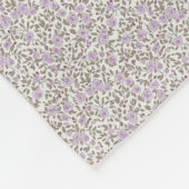 Süße 1940er Flieder- und Rosenknospen im Vintage-B Fleecedecke (Ecke)