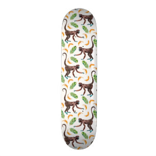 Süße Affen, die Bananen jonglieren Skateboard