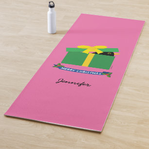 Süße Amsel schaut aus der Geschenkschachtel mit in Yogamatte