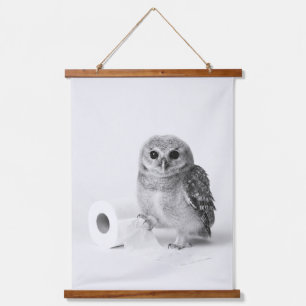 Süße Baby-Eule hält Toilettenpapier Minimalist Wandteppich Mit Holzrahmen
