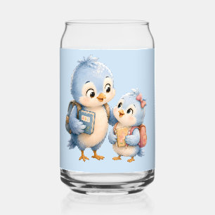Süße blaue Vogelschwestern trinken aus Glas