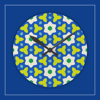 Süße Blumen auf blauem und grünem geometrischen Bl Runde Wanduhr