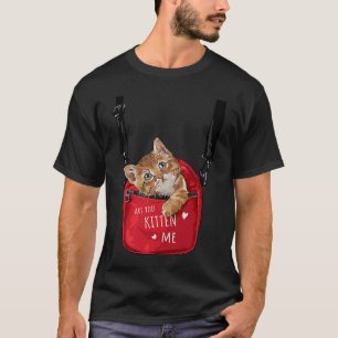 Süße braune Katze in roter Tragetasche Katze Katz T-Shirt