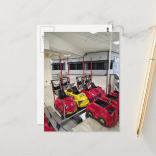Süße bunte Wagen im liminalen Einkaufszentrum Postkarte