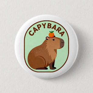 Süße Capybara mit Orange auf dem Kopf Lustiges Tie Button