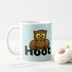 Süße Cartoon-Eule sitzt auf Hoot-Wortkunst Kaffeetasse