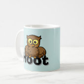 Süße Cartoon-Eule sitzt auf Hoot-Wortkunst Kaffeetasse (Vorderseite Links)
