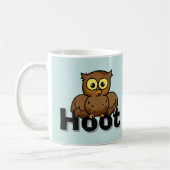 Süße Cartoon-Eule sitzt auf Hoot-Wortkunst Kaffeetasse (Links)