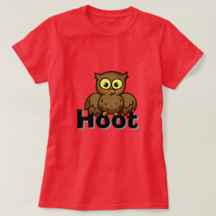 Süße Cartoon-Eule sitzt auf Hoot-Wortkunst T-Shirt