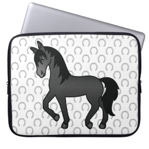 Süße Cartoon-Illustration eines schwarzen Traberpf Laptopschutzhülle