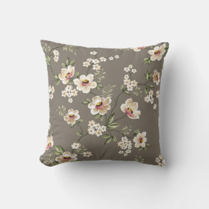 süße creme-blumen mit grünem blätter-muster auf br kissen