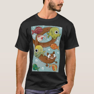 Süße dehnbare Katze schwimmt mit Fischen T-Shirt