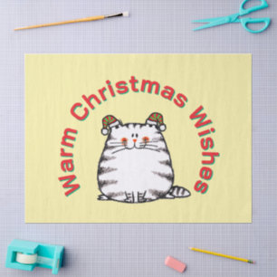 Süße dicke Katze mit zwei Weihnachtsmützen und war Seidenpapier