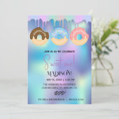 Süße Donuts, Regenbogenfarben, süßer erster Geburt Einladung (Stehend Vorderseite)