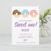 Süße Donuts, Regenbogenfarben, süßer erster Geburt Einladung (Stehend Vorderseite)