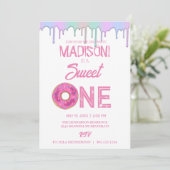 Süße Donuts, Regenbogenfarben, süßer erster Geburt Einladung (Stehend Vorderseite)