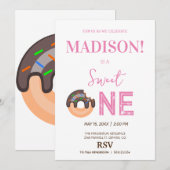 Süße Donuts, Regenbogenfarben, süßer erster Geburt Einladung (Vorne/Hinten)