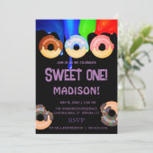Süße Donuts, Regenbogenfarben, süßer erster Geburt Einladung (Stehend Vorderseite)
