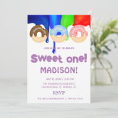 Süße Donuts, Regenbogenfarben, süßer erster Geburt Einladung (Stehend Vorderseite)