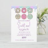 Süße Donuts, Regenbogenfarben, süßer erster Geburt Einladung (Stehend Vorderseite)