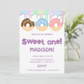 Süße Donuts, Regenbogenfarben, süßer erster Geburt Einladung (Stehend Vorderseite)