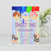 Süße Donuts, Regenbogenfarben, süßer erster Geburt Einladung (Stehend Vorderseite)