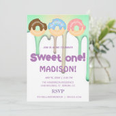 Süße Donuts, Regenbogenfarben, süßer erster Geburt Einladung (Stehend Vorderseite)