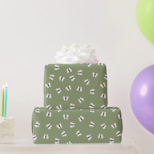 Süße elegante weiße Schmetterlinge auf Salbeigrün Geschenkpapier